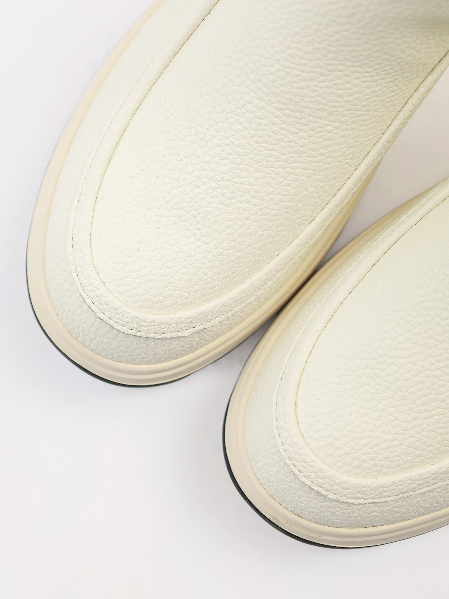 Ботинки белого цвета на низкой подошве